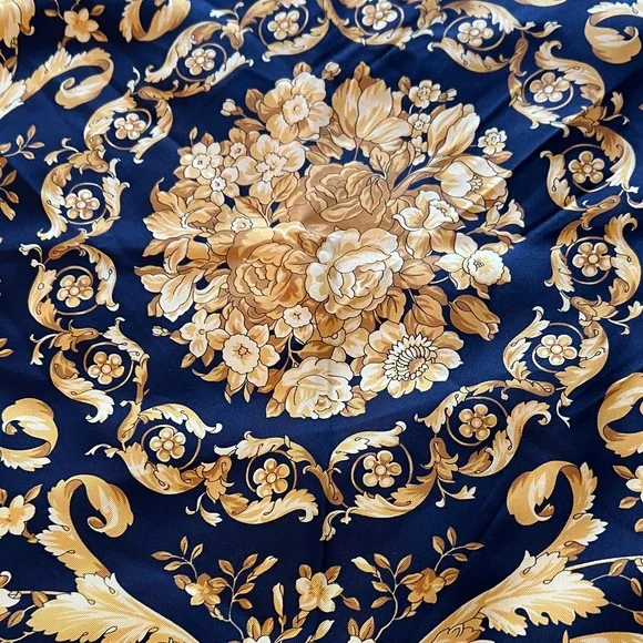 Authentic Versace Baroque Design Black Gold Printed 100% Silk Twill Scarf 33.5" - Picture 4 of 16